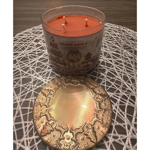 Bath & Body Works 3-Wick 14.5 oz Merry Cookie Candle- NEW - Picture 2 of 2